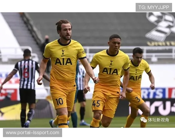 凯恩错失良机后掩面遗憾,终场前将功补过振臂庆祝