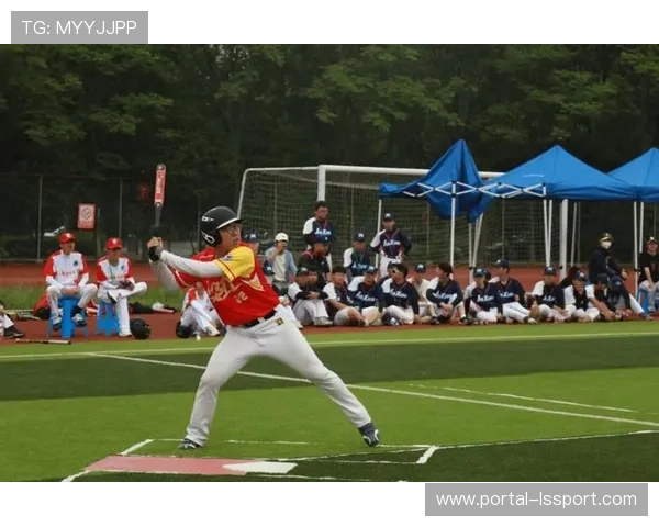 宁波工程学院风华校区田径场举办慢投垒球赛