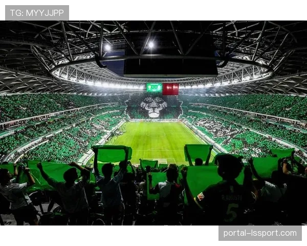 镜头聚焦：打入绝杀球后，埃兰加冲向看台与患病小球迷庆祝